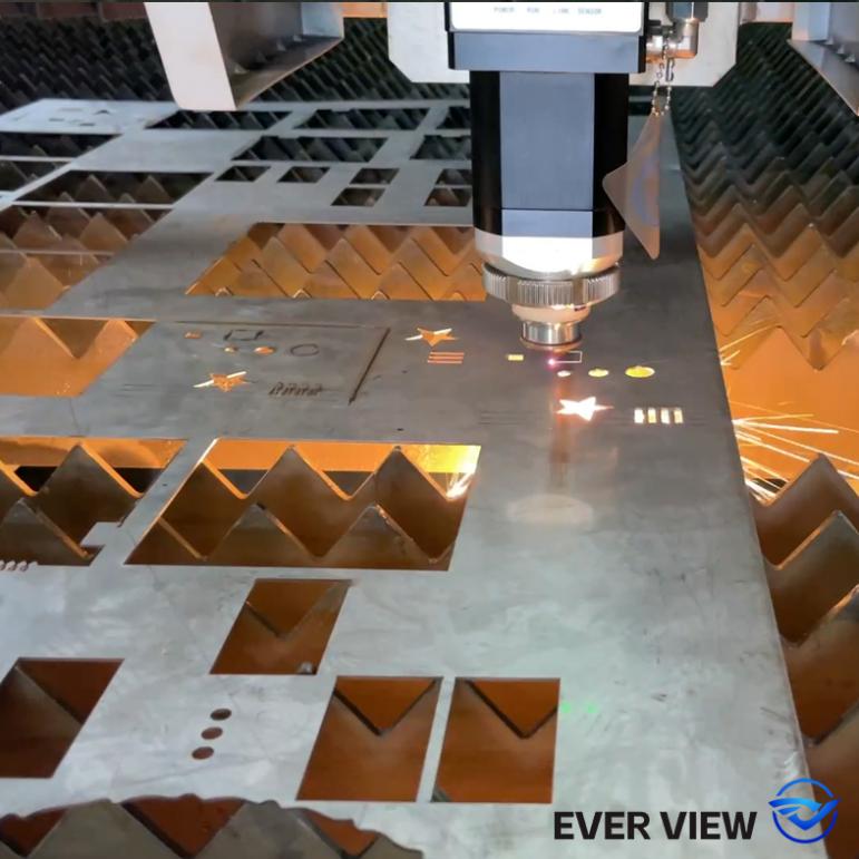 Le macchine da taglio laser potenziano l’elaborazione dell’hardware; EVER VIEW realizza tagli di precisione in lotti di piccoli prodotti hardware.